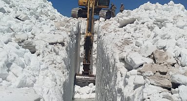 Yüksekova'da 5 metrelik kar tünellerinin bulunduğu bölgede su kanalı çalışması