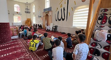 Yüksekova'da çocuklar yaz Kur'an kurslarında hem öğreniyor hem eğleniyor