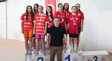 Yüzme müsabakalarında madalyalar sahiplerini buldu