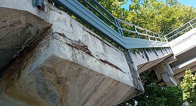 Zonguldak'ta hasar gören üst geçit, yaya ve araçları tedirgin ediyor