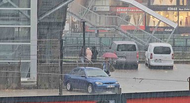 Zonguldak'ta sağanak etkili oldu, vatandaşlar saçak altlarına sığındı