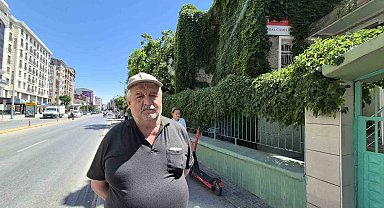 15 yıldır gönüllü olarak çalıştığı 'Sarmaşıklı Cami'ye gözü gibi bakıyor