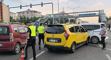 3 kişinin yaralandığı zincirleme kaza araç kamerasına yansıdı