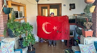 36 yıllık vefa: Gözü gibi koruduğu Türk bayrağını uzman ellere teslim etti