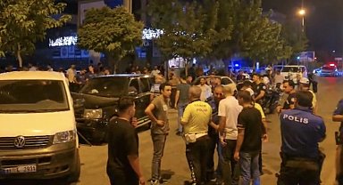 'Dur' ihtarına uymayarak kaçan sürücü, park halindeki 4 araca çarptı