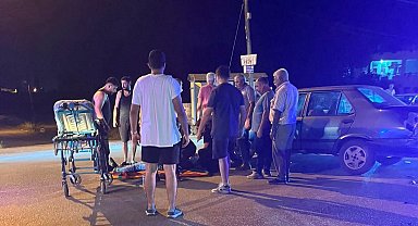 'U' dönüşü yapmak isteyen otomobile 2 motosiklet ok gibi saplandı