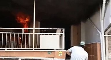4 katlı evin giriş katında çıkan yangına ilk müdahaleyi vatandaşlar yaptı
