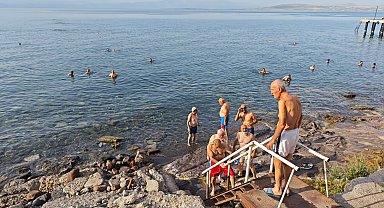 50 ile 80 yaş arasındaki yetişkinler güne Van Gölü'nde yüzerek başlıyor