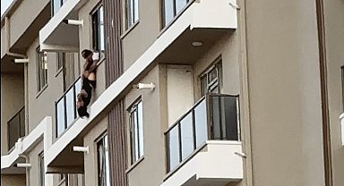 7. katın balkonunda baş aşağı asılı böyle yakalandı