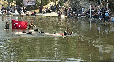 8 asırlık Çal Sudan Koyun Geçirme festivali yoğun katılımla gerçekleşti