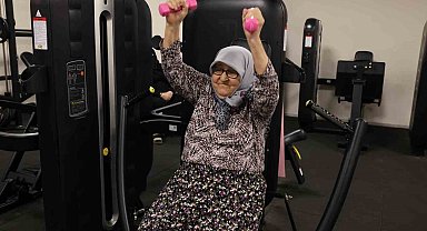 82 yaşındaki kadın, sporla bastonunu attı