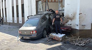 84 metre savrulan otomobil caminin imam odasına daldı