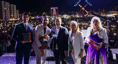 9 bin 600 nüfuslu ilçede düzenlenen Alişan konserini 25 bin kişi izledi