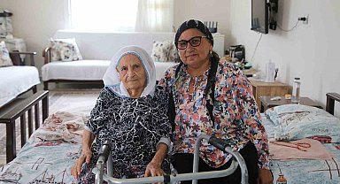 98 yaşındaki Şemsi teyzenin evinin yoluna parke taşı döşendi