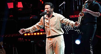 Açıkhava'da Emre Altuğ'dan müzik dolu gece
