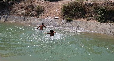 Adana sıcağına dayamayan gençler "Yüzme bilmeyen girmesin" diyerek ölüm tehlikesine aldırmadılar