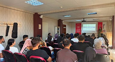 Adana'da evlilik yolundaki çiftler eğitim programında buluştu