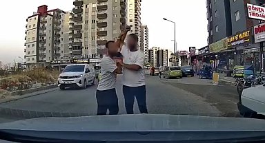 Adana'da trafikte tartıştığı sürücüye testereyle saldıran şahıs kamerada