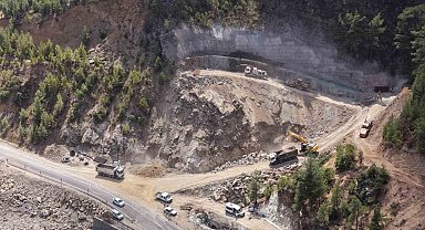 Adana'daki 'Heyelan Islahı ve Tünel Projesi'nde ilk kazma vuruldu