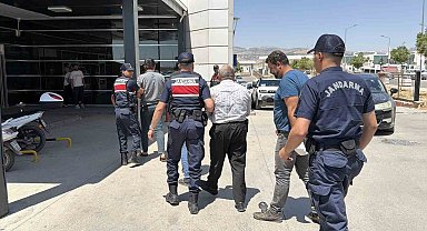 Adıyaman'da dehşet görüntüler: Kamyonetle çarptığı şahsı metrelerce fırlattı