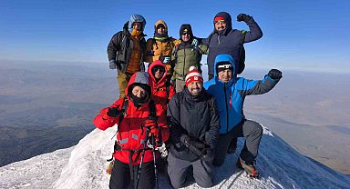 Ağrı Dağı zirvesi, dağcıları ağırlamaya devam ediyor