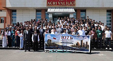 Ağrı'dan 200 öğrenci Çanakkale ve Ankara'ya tarih yolculuğuna uğurlandı