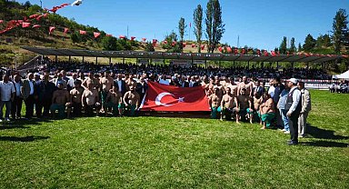 Ahmet Ayık anısına düzenlenen Karakucak Güreşleri nefes kesti