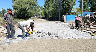 Akyaka'da köy yollarının kilit parke taş yapımı sürüyor
