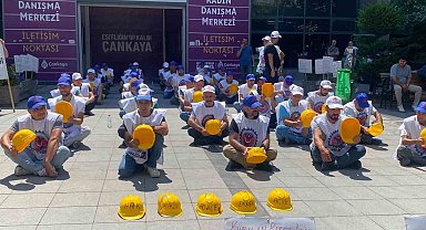 Alacaklarının ödenmediğini iddiasıyla bir araya gelen Doruk Madencilik çalışanları, Çankaya Belediyesi önünde eylem yaptı