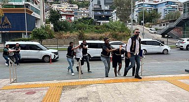 Alanya'da döviz bürosundan 400 bin liralık soygunun 3 şüphelisi adliyeye sevk edildi