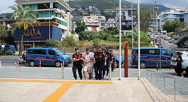 Alanya'da emlak ofisini kurşunlayan 2 şüpheli tutuklandı