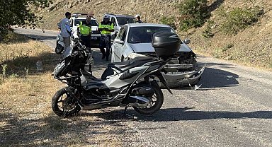 Alçılı koluyla kullandığı motosikletle kaza yaptı