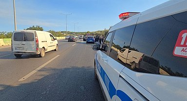 Alev alan otomobil zeytinlik alana sıçramadan söndürüldü