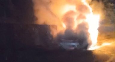 Alev topuna dönen otomobil, itfaiye tarafından söndürüldü
