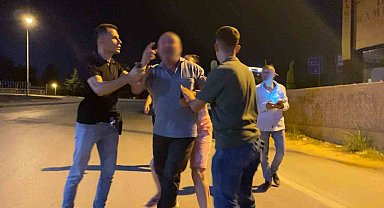 Alkollü sürücü gazeteciye mermer taşı fırlattı