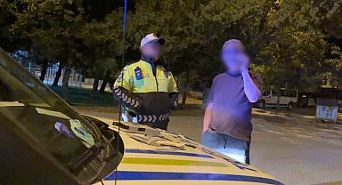 Alkollü sürücü polis otosuna binerken kapıları karıştırdı