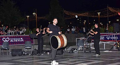 Altıeylül'de müzik dolu gecede Trio sahne aldı