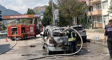 Amasya'da seyir halindeki otomobil alev alev yandı