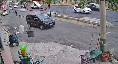Ani frenle demirlerin kamyonetten yola savrulması kameraya yansıdı