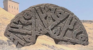 Ani Ören Yeri'nde "Hz. Muhammed" isminin 6 kez yer aldığı Selçuklu taşı Ahlat'ta sergilenecek