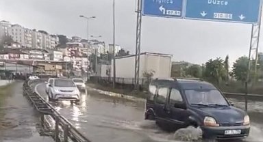 Aniden bastıran yağışın ardından su baskını sürücülere zor anlar yaşattı