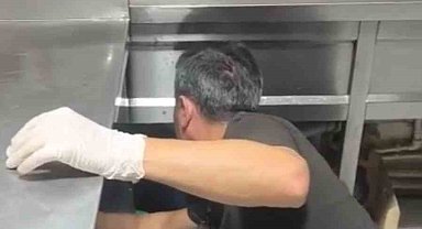 Ankara'da eğlence mekanlarına yönelik operasyonda mutfak tezgahının altına saklanan kadın dikkat çekti