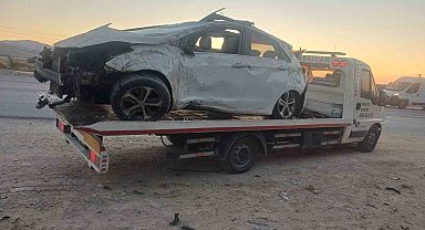Ankara'da kontrolünü kaybeden otomobil yoldan çıktı: 1 ölü, 1 yaralı