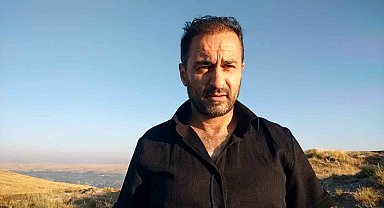 Anne ayı ve iki yavrusu sabahın erken saatlerinde yemek ararken görüntülendi