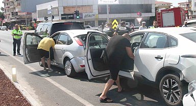 Antalya'da 5 aracın karıştığı zincirleme kazada 6 kişi yaralandı