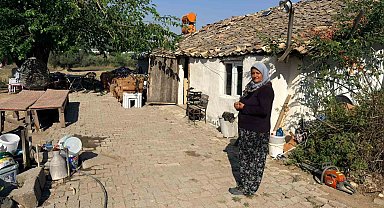 Antalya'da hortumun evsiz bıraktığı aile korkudan eve giremiyor bahçede yaşıyor