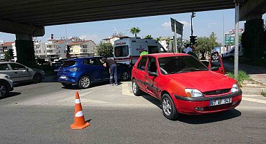 Antalya'da iki otomobil çarpıştı: 1 yaralı