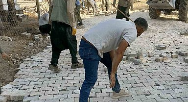 Araban'da mahalle mezarlığı imece usulüyle parke taşına kavuştu