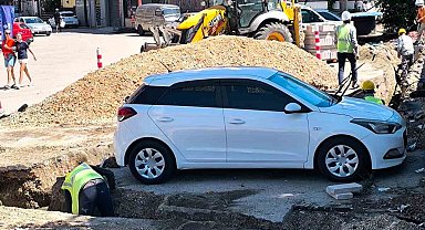 Araç sahibine ulaşılamayınca otomobilin etrafını kazdılar
