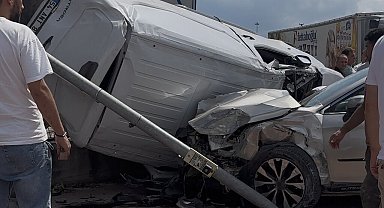 Araçlar birbirine girdi: Yan yatan panelvan, duvar ile SUV arasında kaldı